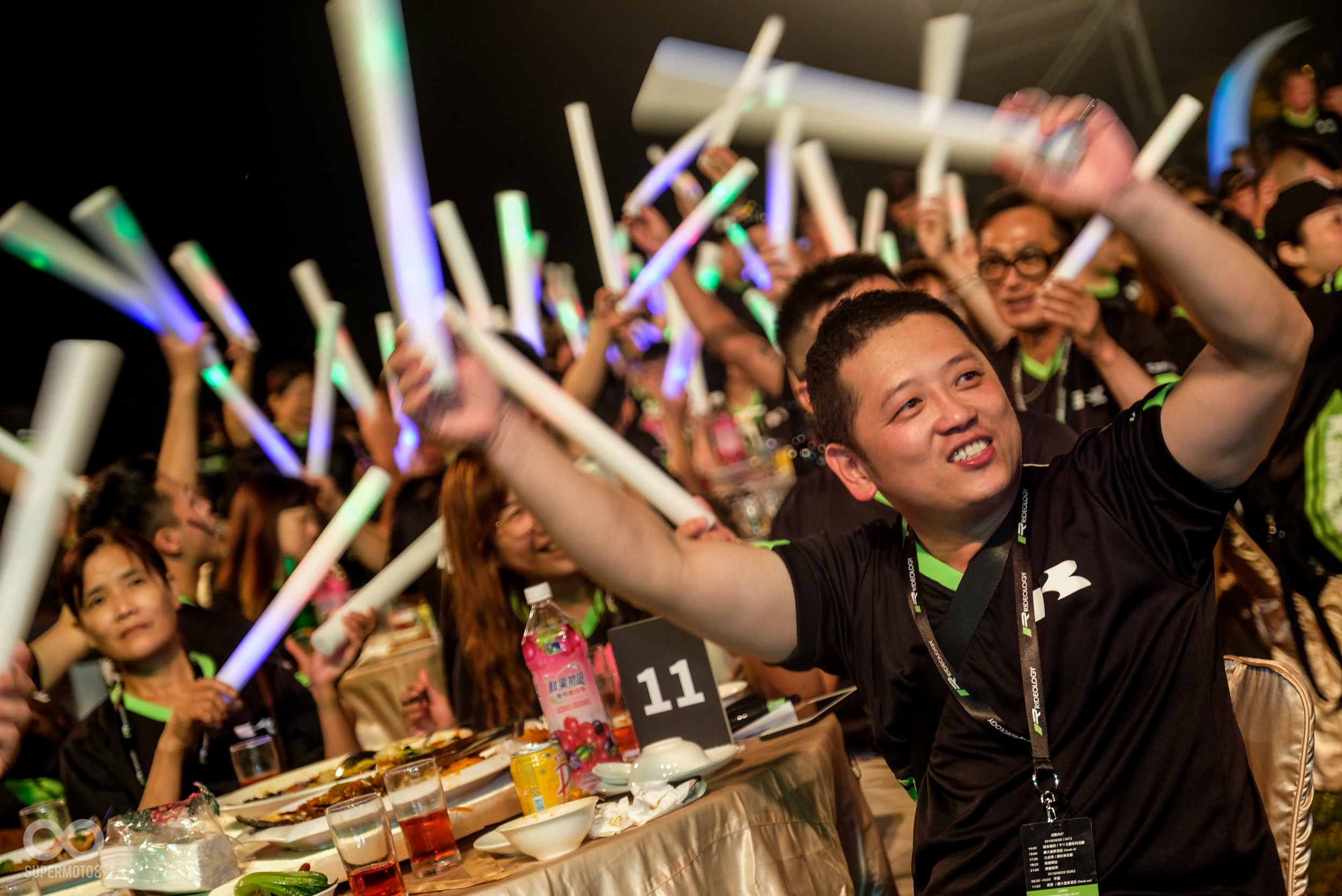 台下的熱情程度一點也不輸給衝上舞台的車友們