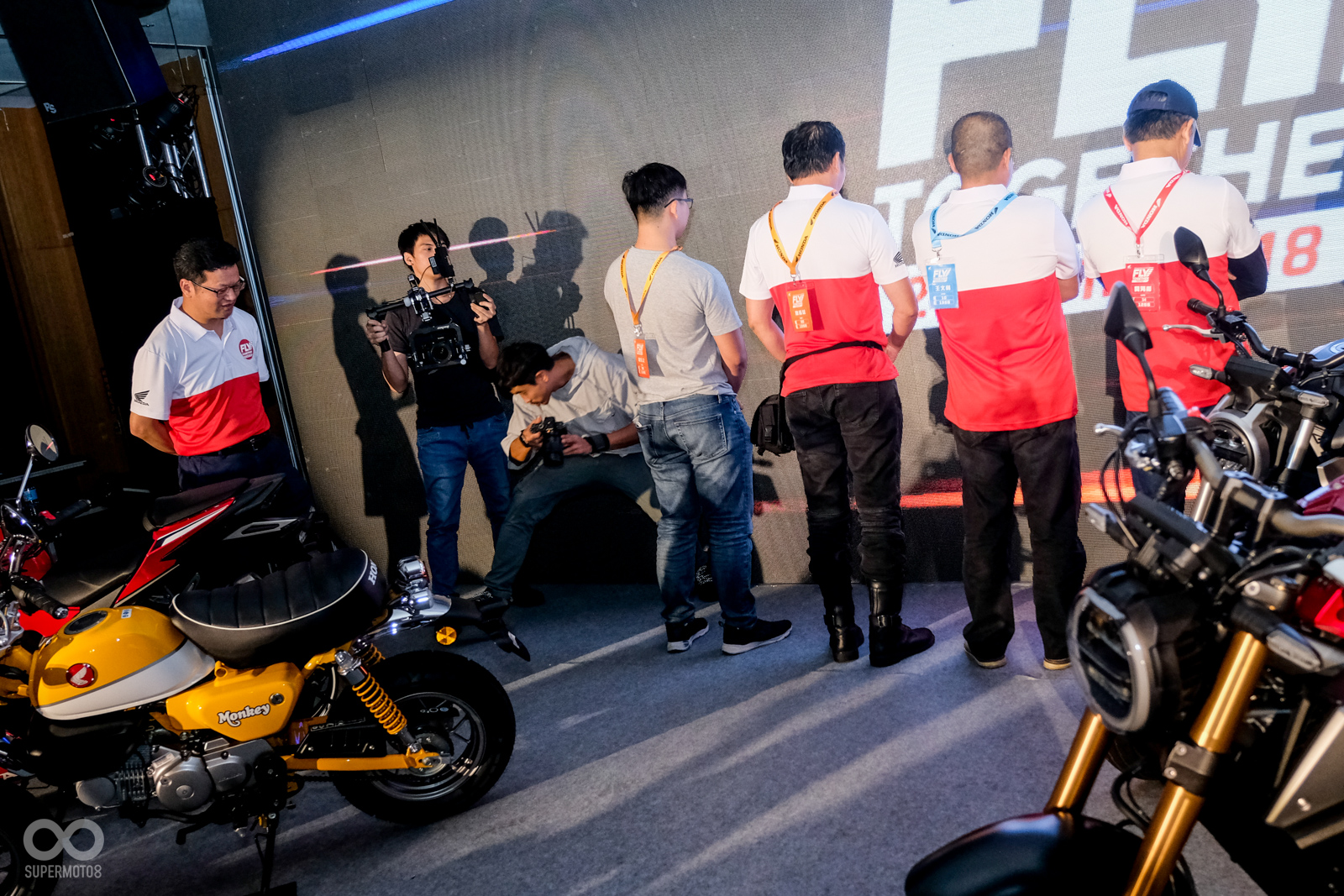 透過公佈抽獎卷號碼後兩碼，四位幸運兒上台見證緊張的一刻