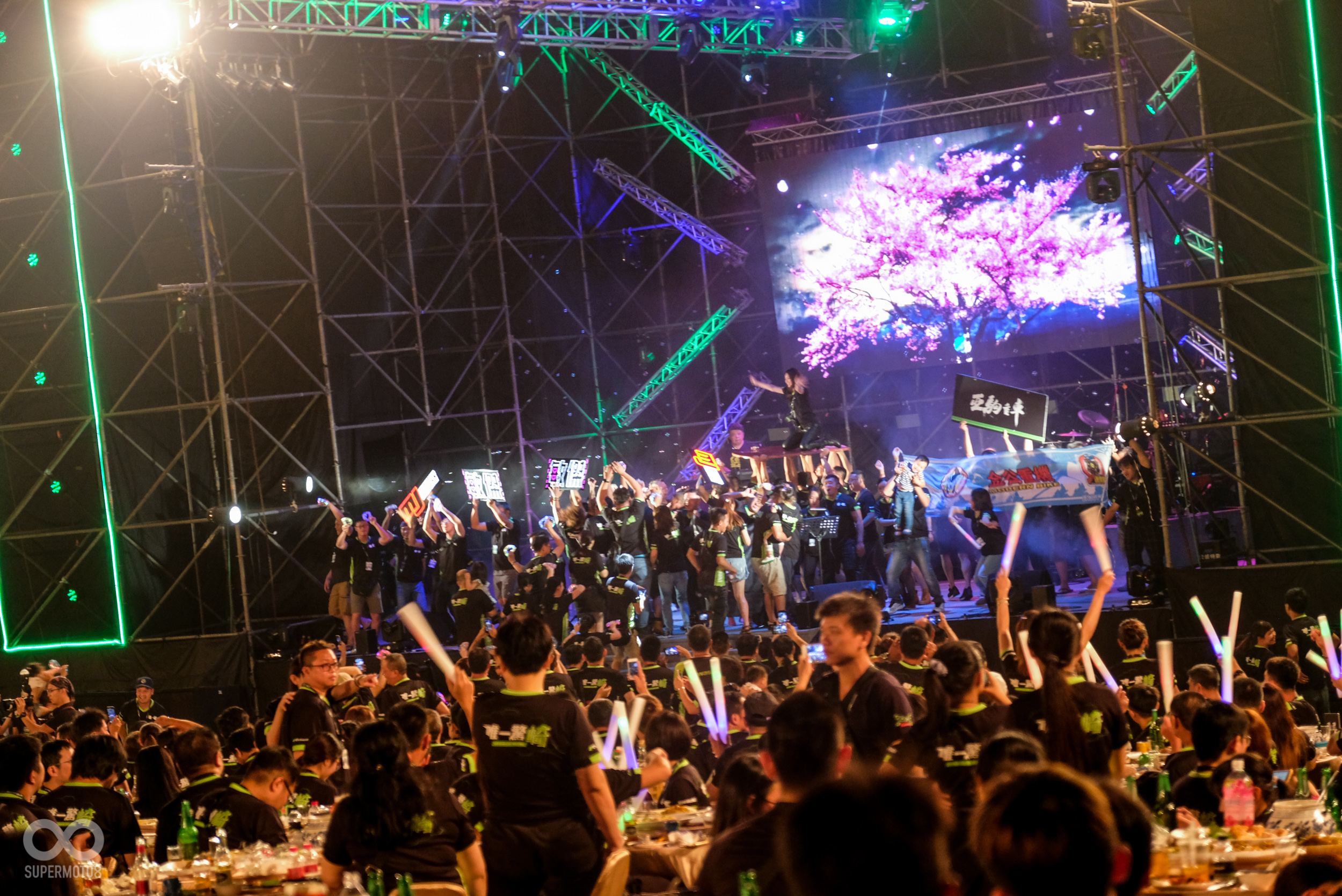 熱情的車友們今年也一如往常的上台合唱