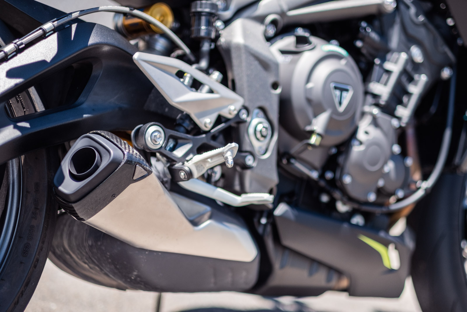 765 RS排氣管的細節處理也相當細緻,上頭加入碳纖維點綴