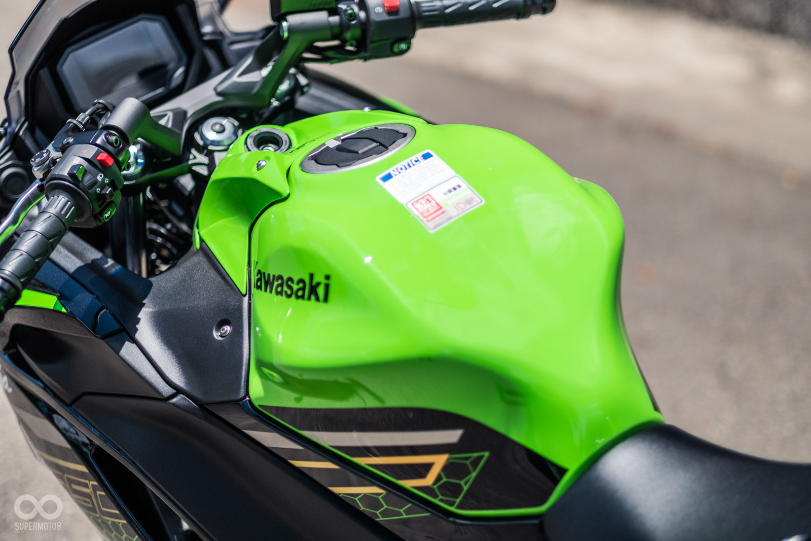 油箱肌肉感相當強烈,挾持感對於我180cm來說相當舒適!