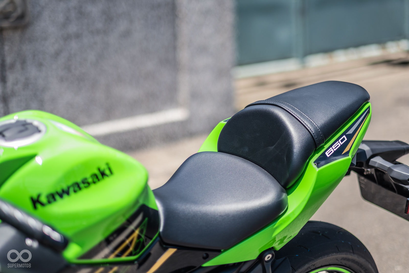 分離式前後座,前座角度相當水平,不會給人強烈的“前傾感”