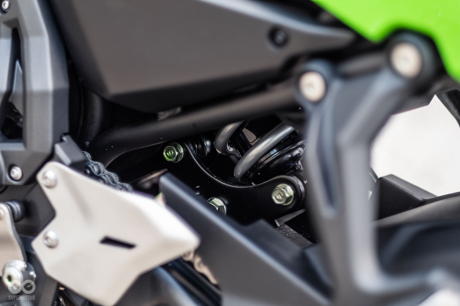 後避震升級為水平中置避震,預載可調