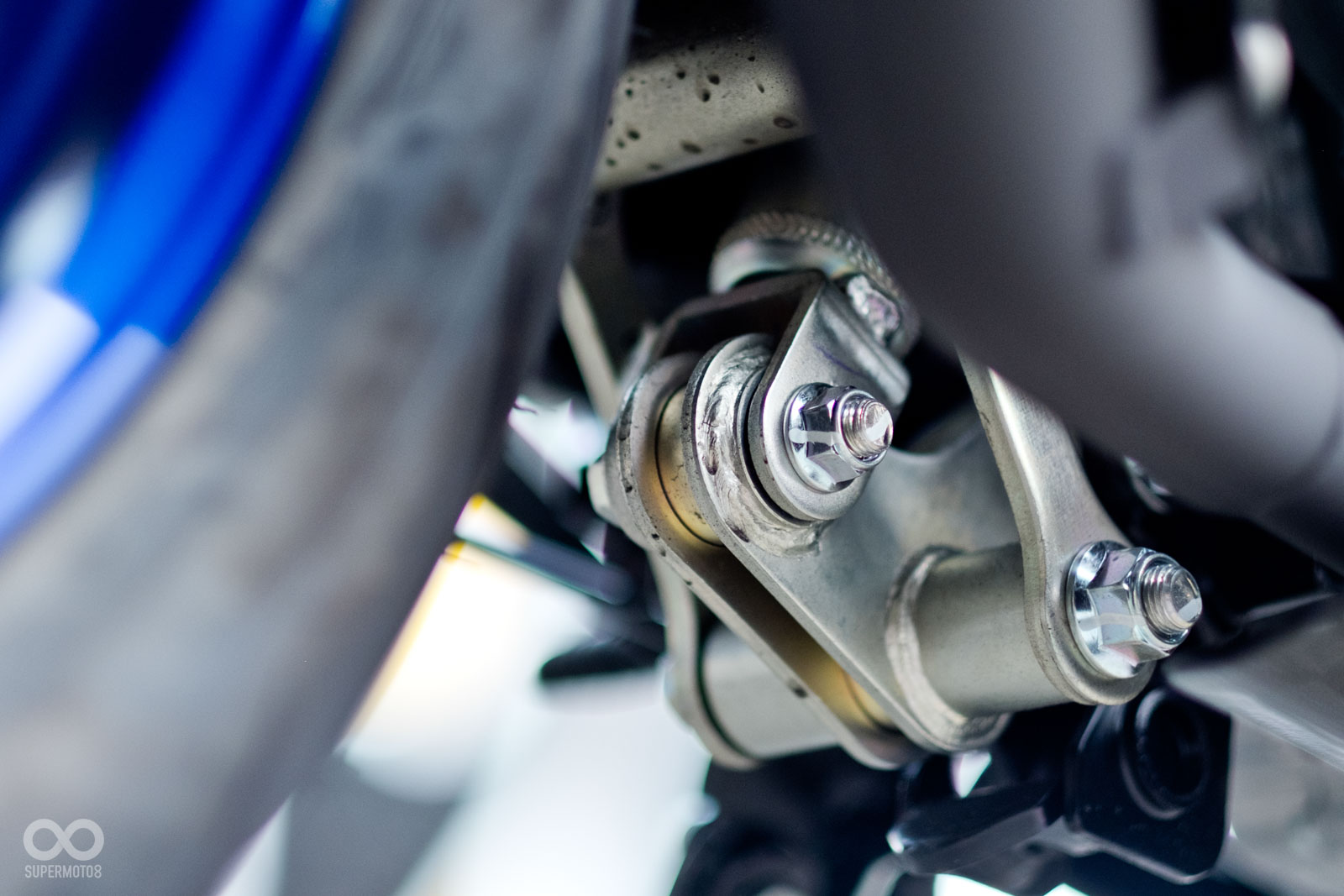 後避震器為中置多連桿設計