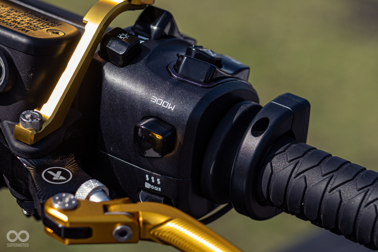 模式切換鈕、加溫手把開關,位於左手板機鍵位置