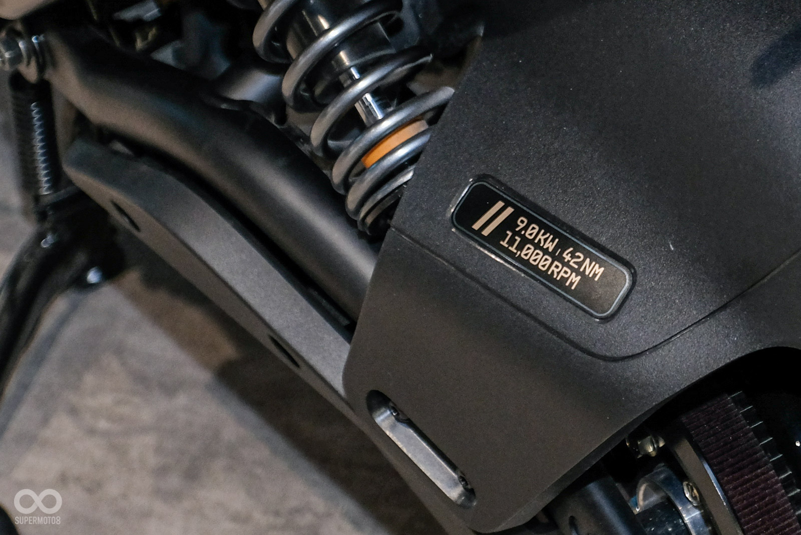 後土除銘牌,上面打上 Pulse 性能數據