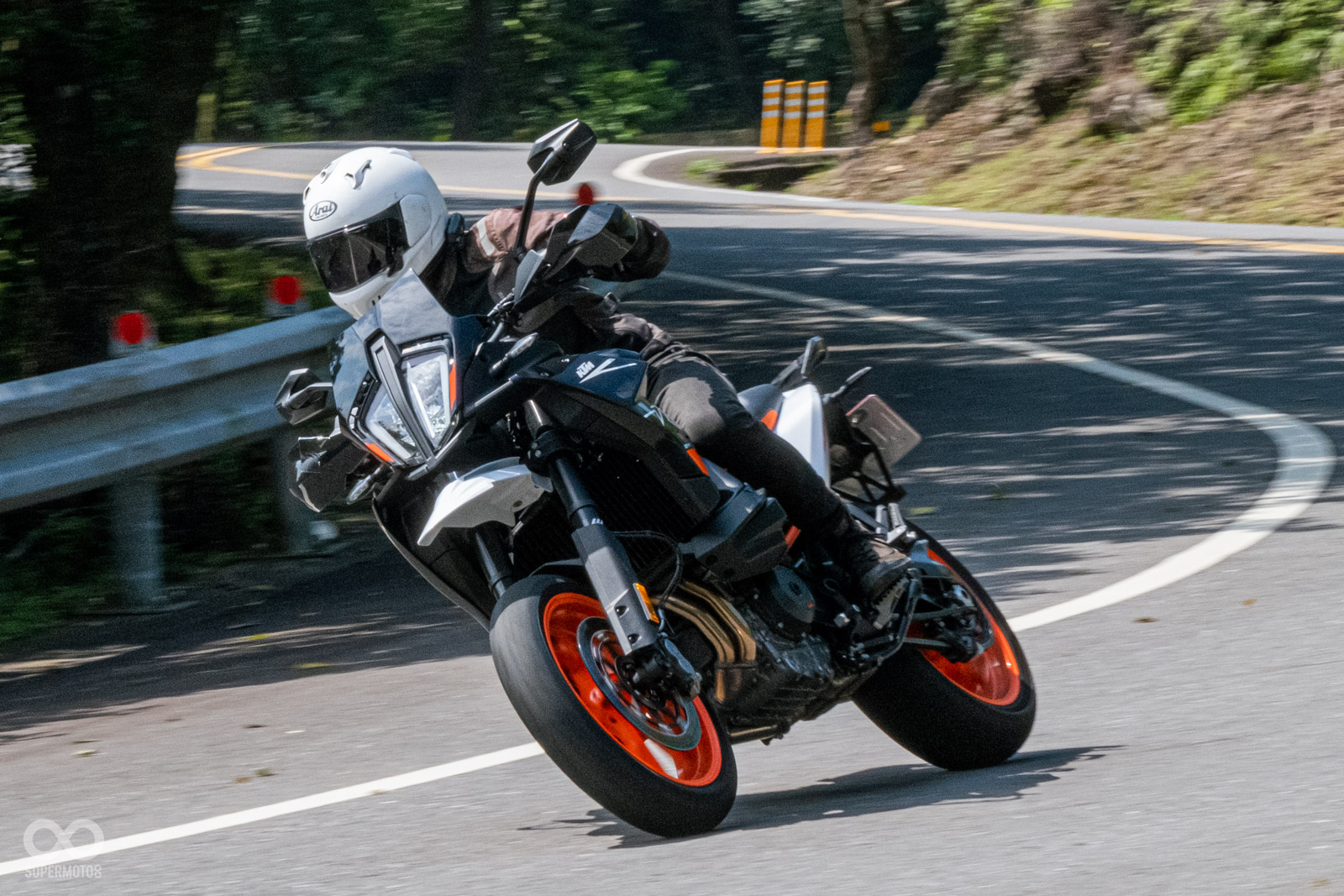 890 SMT在上半部給予騎士有如ADV般的良好視野,但下半部則是戰鬥力滿滿的熱血操控感受