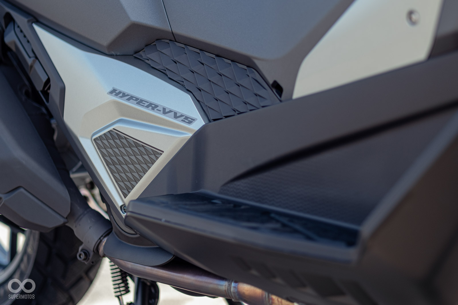 側面的車殼以多種材質營造豐富的層次感，同時壓紋細節刻畫也導入劍齒虎的老虎紋路進行點綴