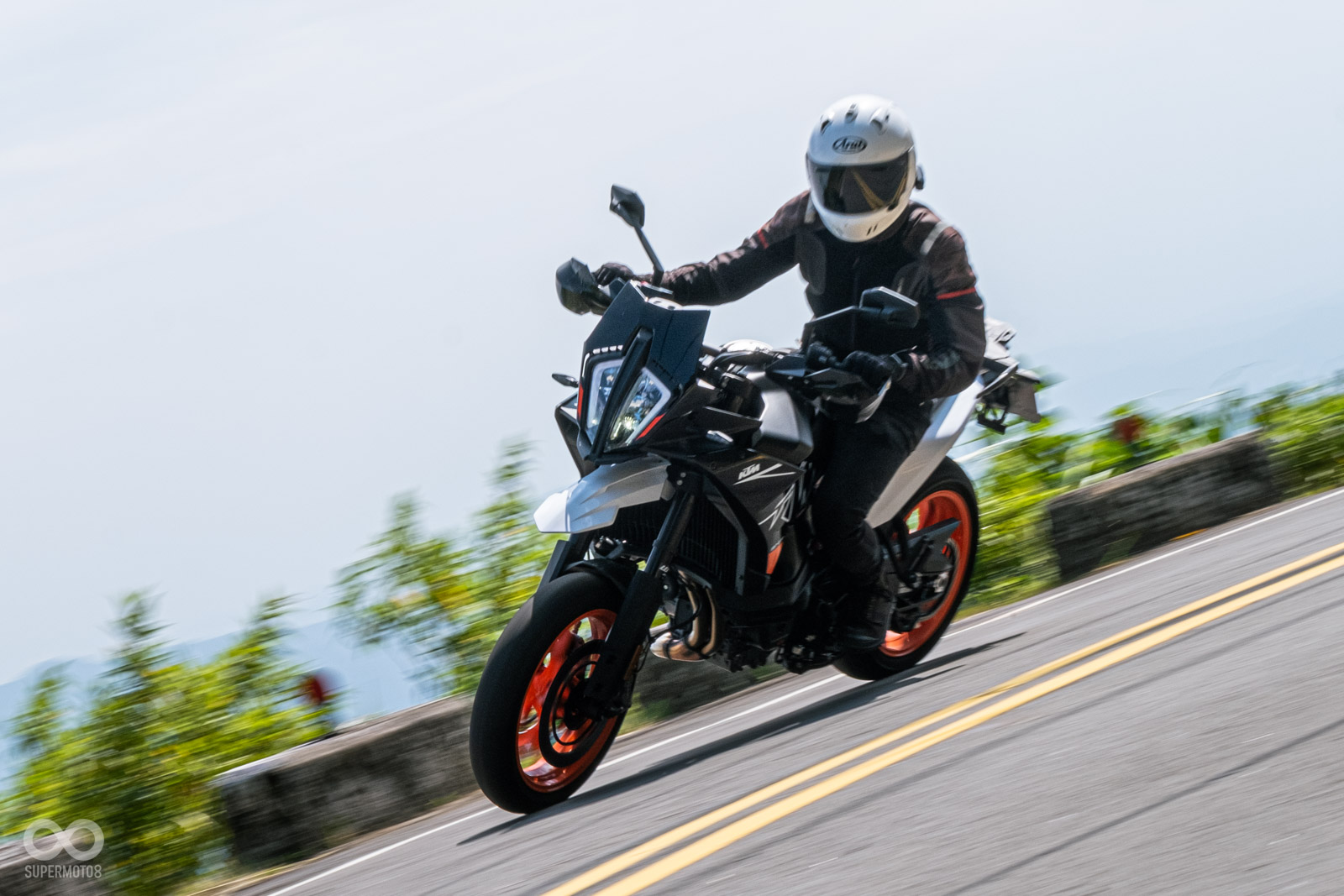 890 SMT的懸吊和輪胎設定,允許騎士用更快的速度把車丟入彎中,那種不斷挑戰車輛抓地力極限的快感,真的樂趣無窮