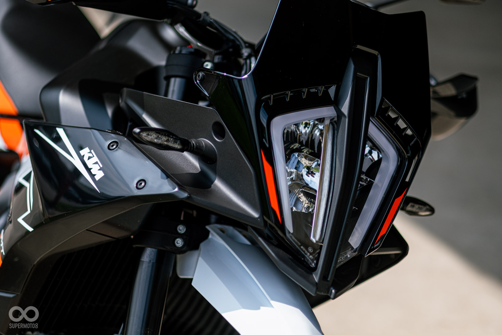 890 ADVENTURE風格的大燈,上方裝有短風鏡