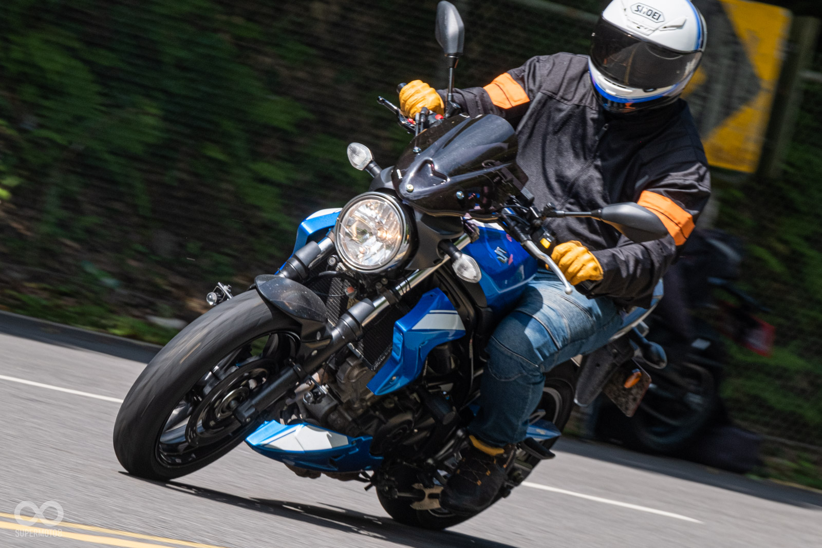 原本以為ANGEL™ ST在山路上的表現會比較RV,沒想到快速暖胎之後,操控性能部分居然和先前使用的運動胎款差異不大!