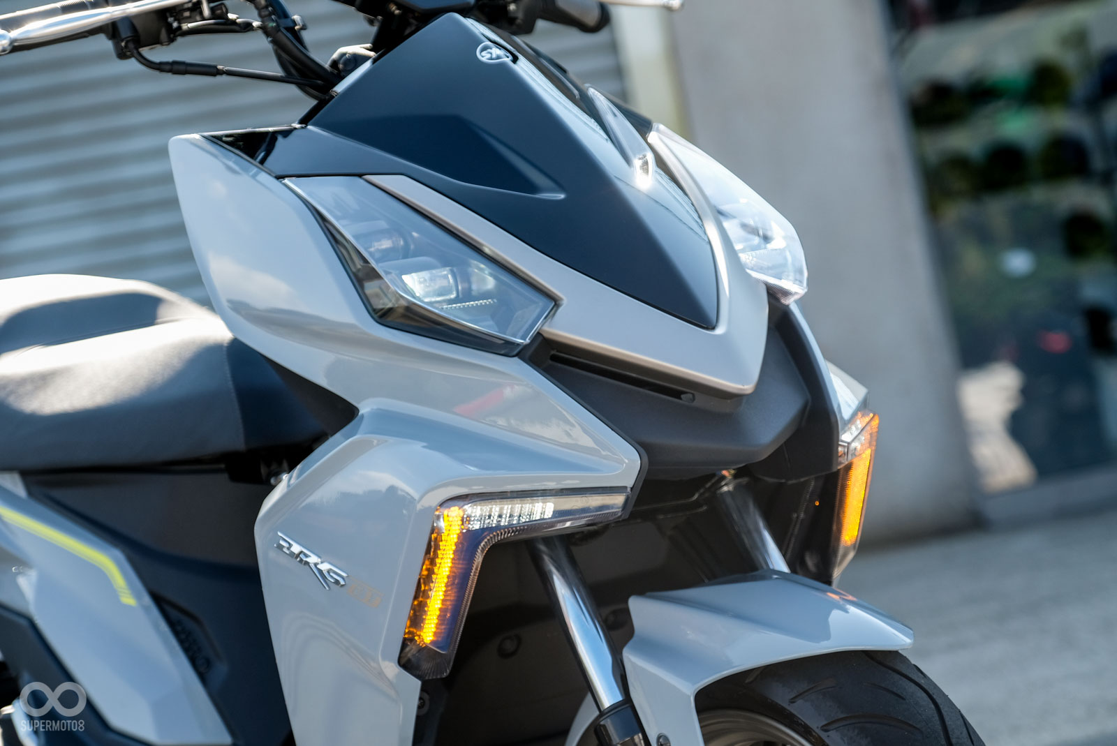 頭燈也用LED光源,長時點亮左右下方近燈,左右上方為遠燈。LED定位燈與方向燈為合一設定