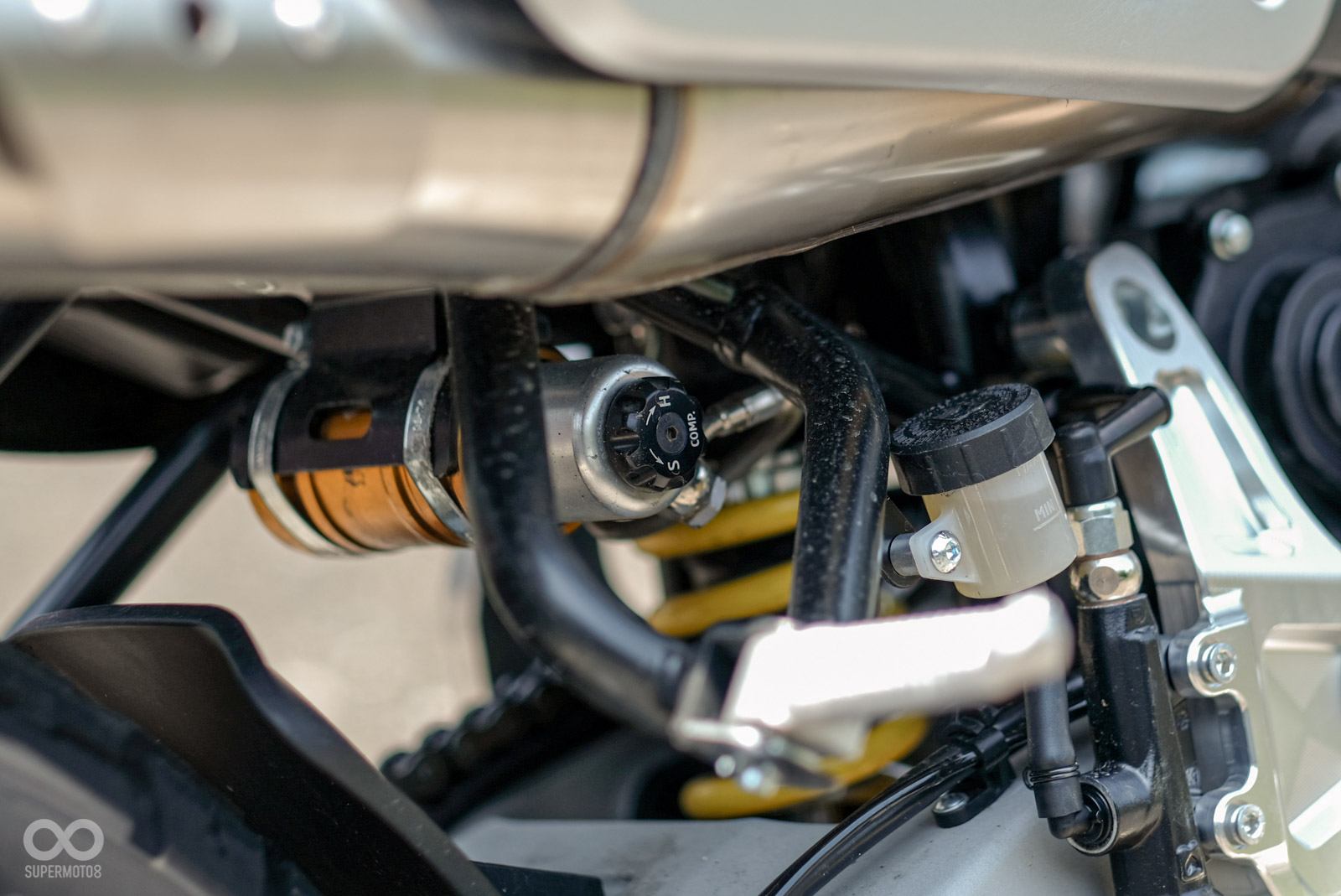 後中置掛瓶避震器