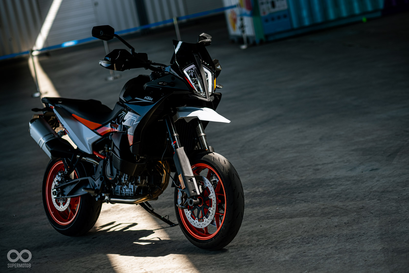 KTM 890 SMT可以說是2023年市場上造型風格、騎乘感受都最奇特的車款!