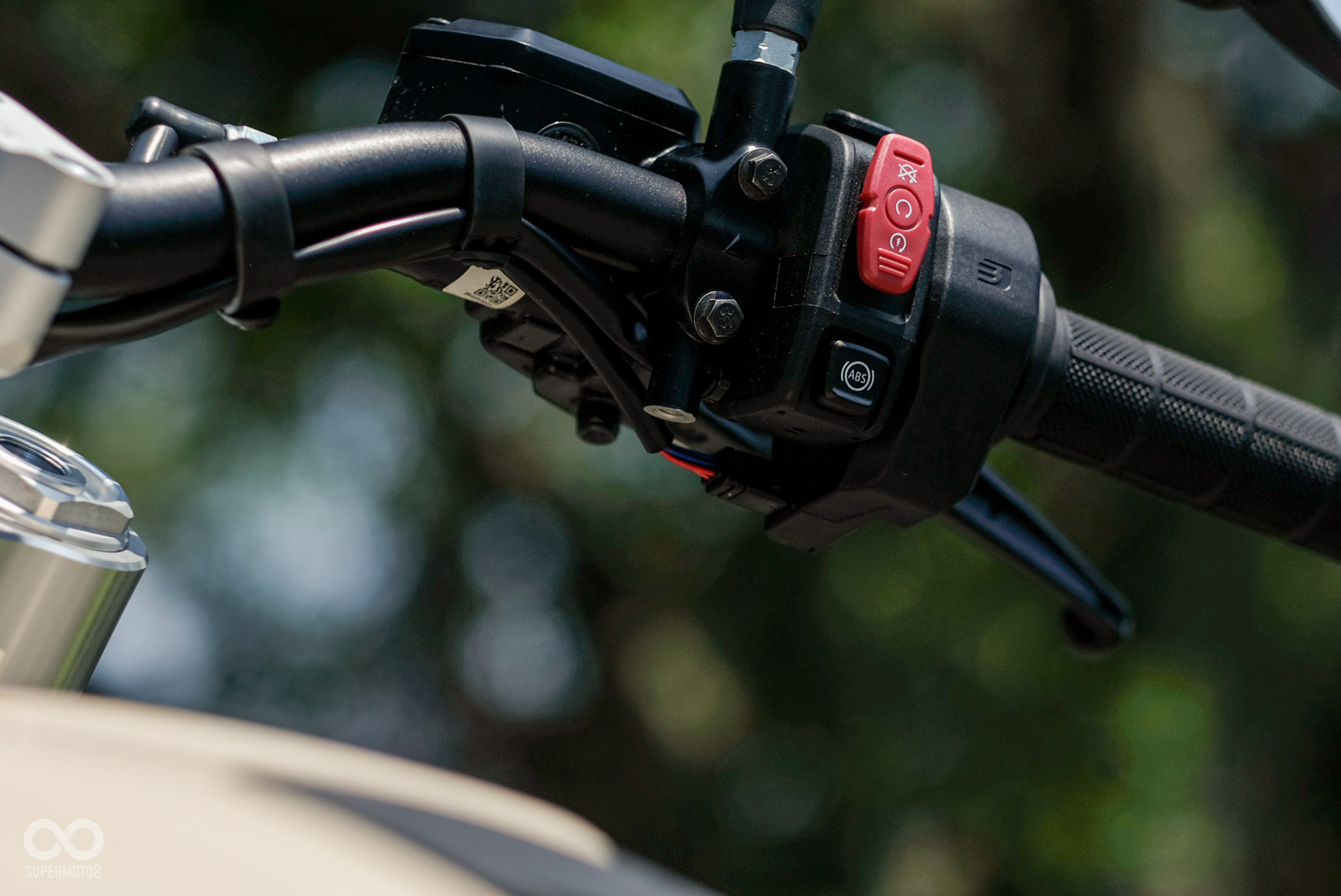 把手開關亮點在ABS模式切換,並且可選關閉後論ABS或者前後關閉