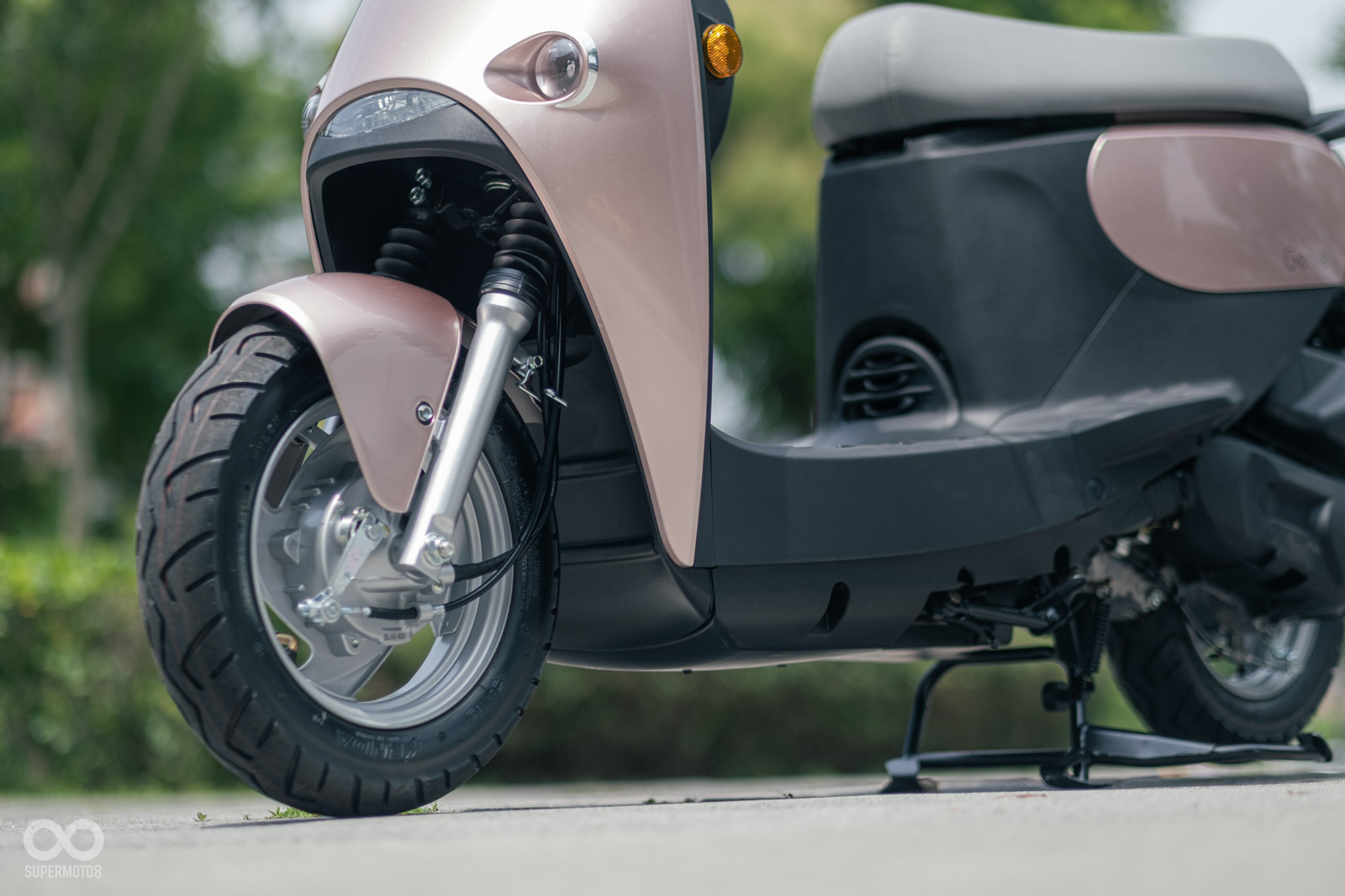 前土除也使用圓潤感的線條包覆，煞車使用前後鼓煞設定