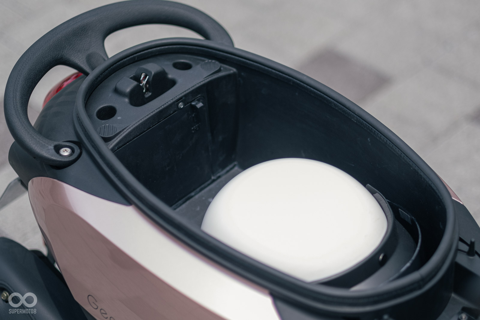 23L的車廂空間相當寬敞，實測可以放入一頂3/4安全帽之餘，後方還有不小的空間可以收納其他物品