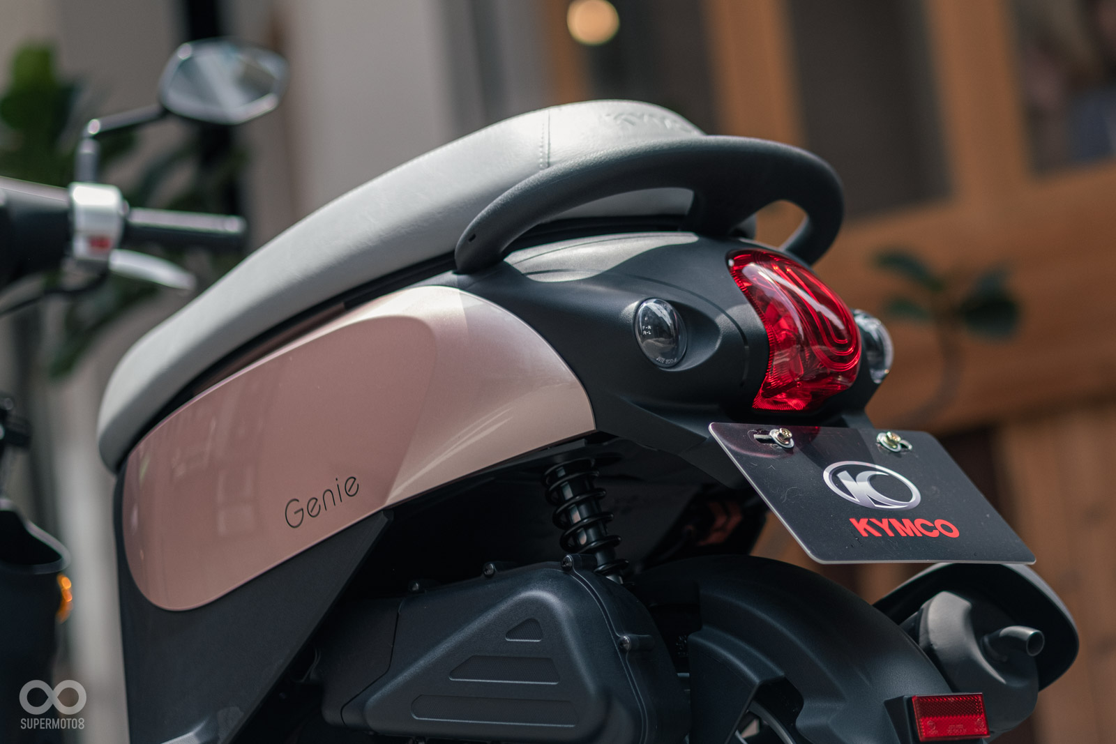 車尾也採用跟車頭呼應的燈具設計，配上跳色處理，點綴出與眾不同的視覺感受