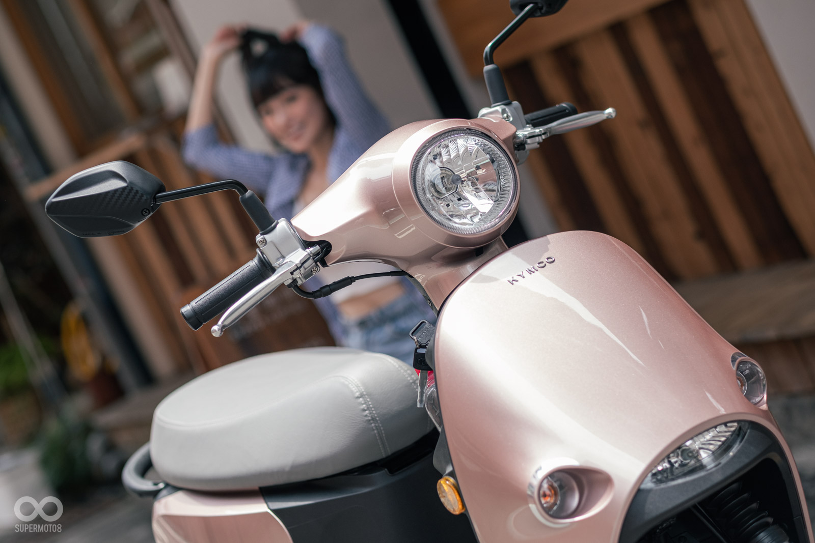 有著弧形減壓和加寬設計的左右煞車拉桿，還特別針對女性手掌重新調整與握把的間隙，讓小手的女生也能輕鬆一手掌握