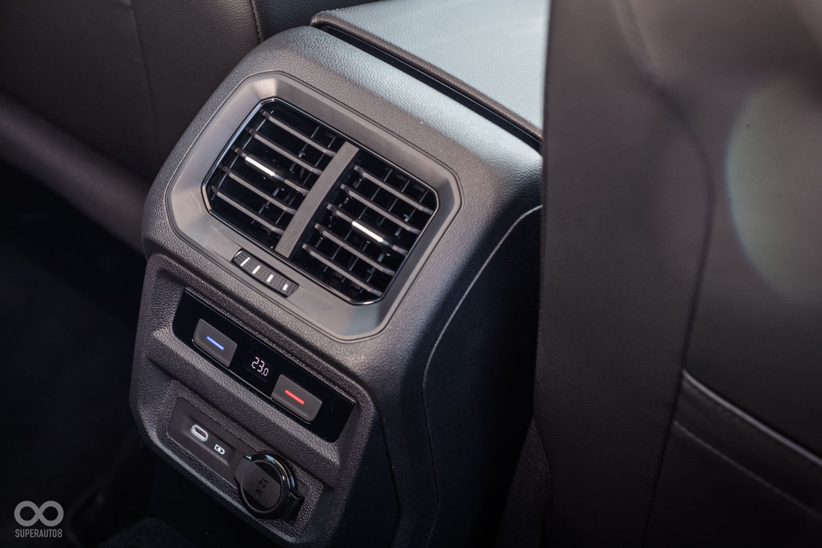 後座有獨立控制空調,充電孔也是一應俱全