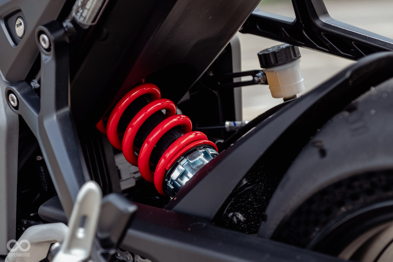 後避震同為Showa製品，具有預載可調功能