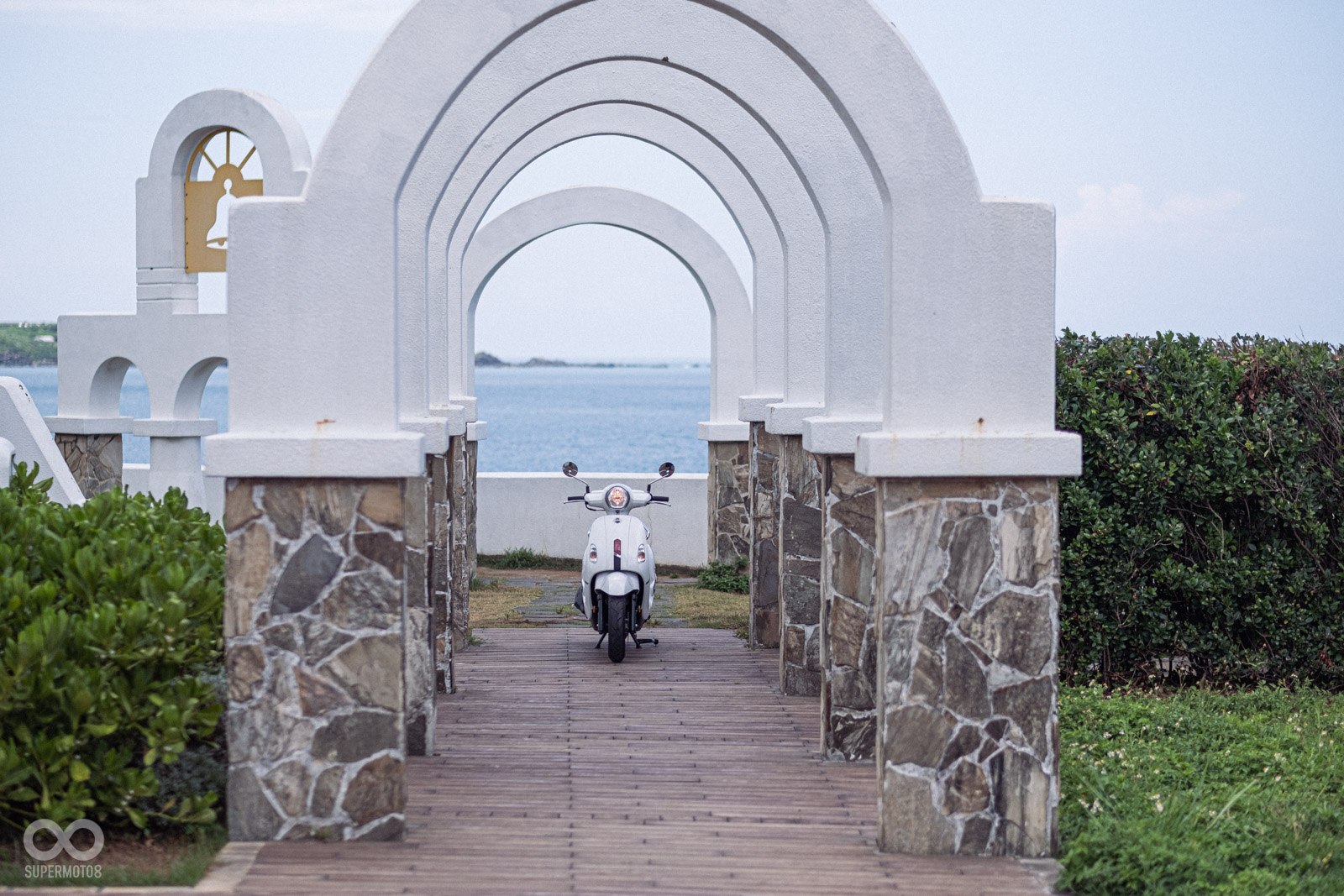 木地板、白色拱門和石牆組成的婚紗廣場，絕對是此行中最浪漫的景點