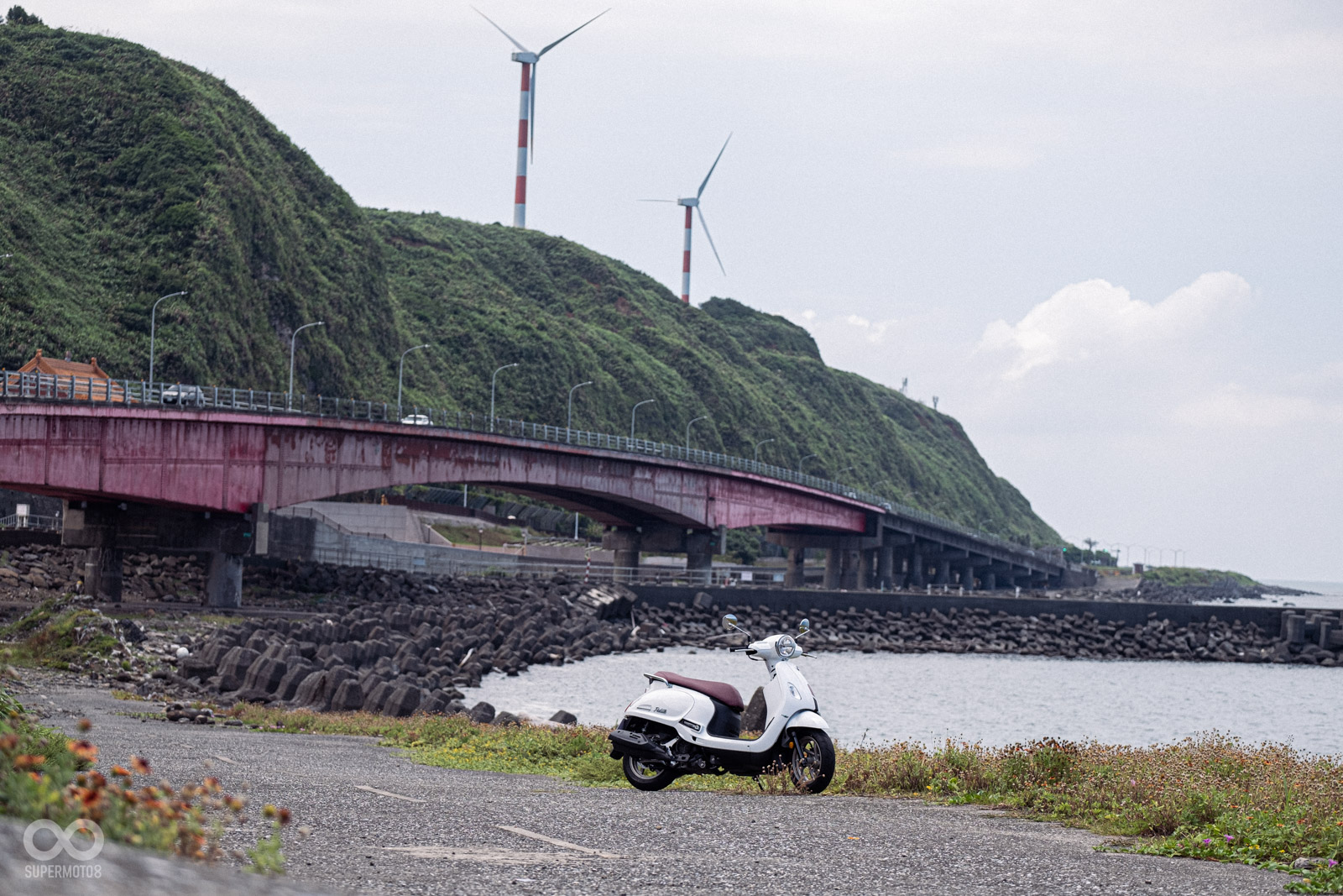 過去很多車友聚集的十八王公，從一旁的小路能拍到很有北海岸感覺的畫面