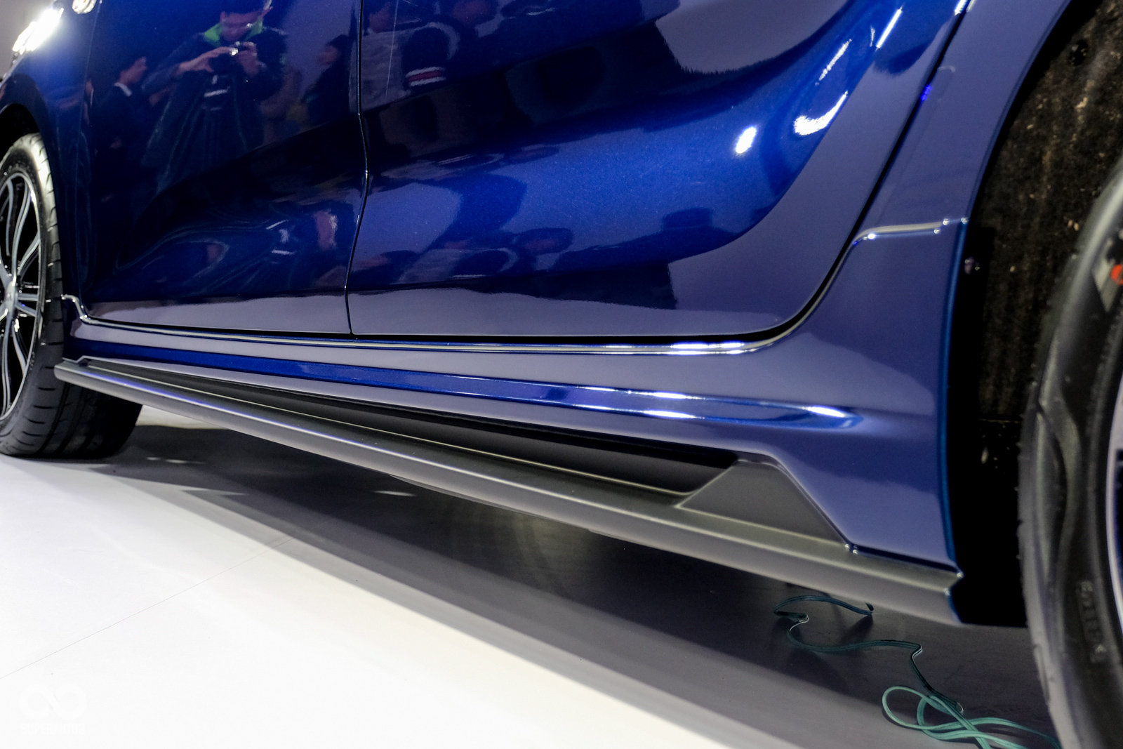 造型洗練的側裙與前、後下擾流能增進空氣力學表現