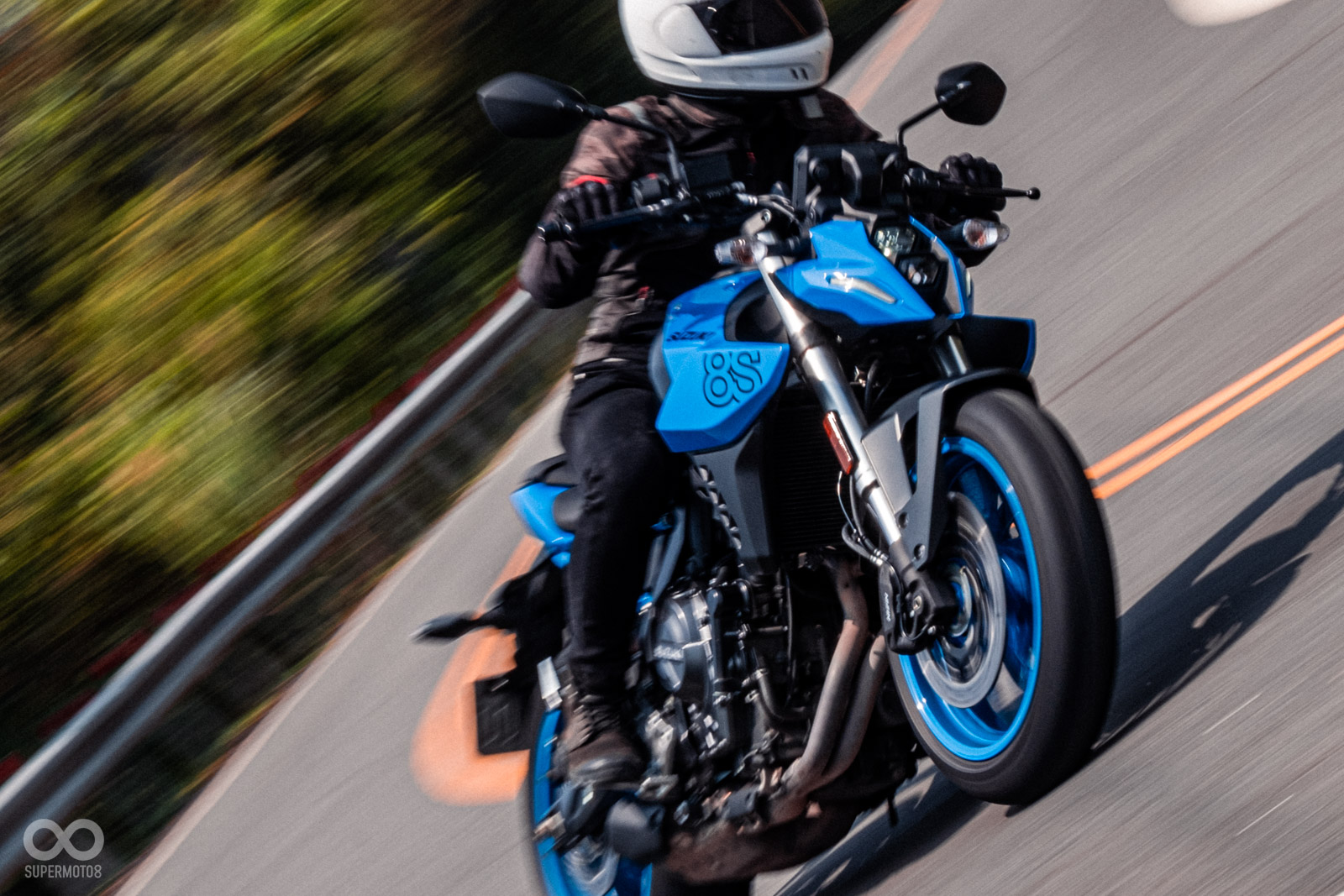 GSX-8S在山路上優異的動態表現,進入賽道應該也很有樂趣!