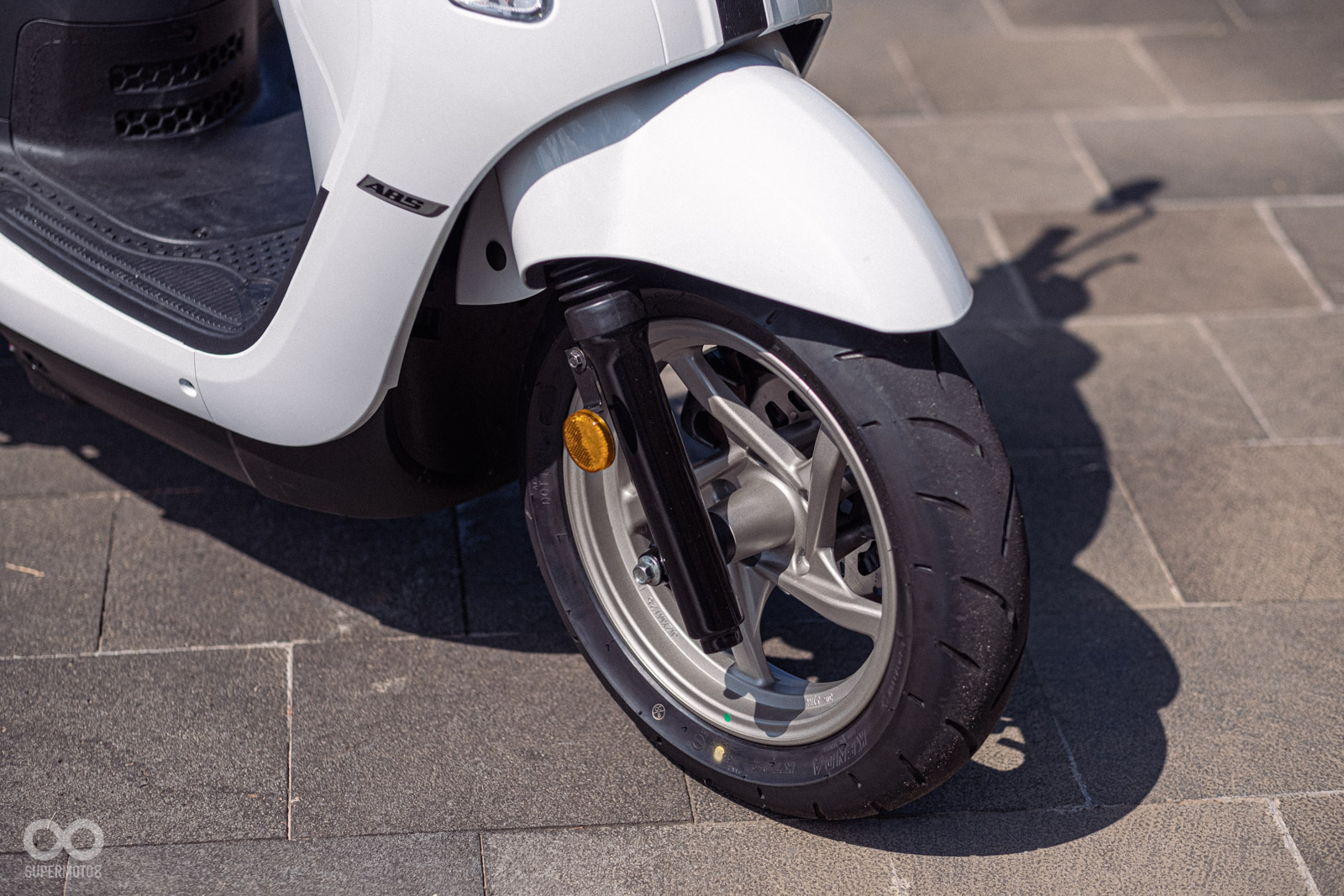 輕量化的輪圈，雖然風格上微微的突兀，但實際騎乘感受加分不少