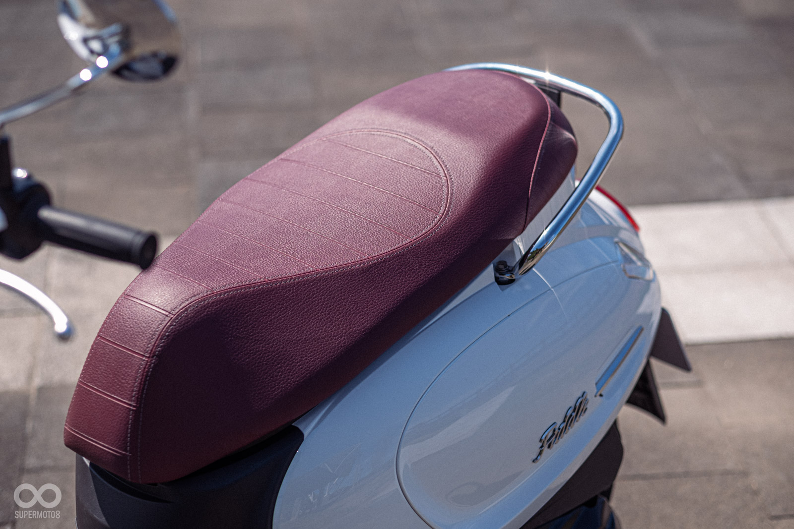 酒紅色的坐墊和白色車身相互對比呼應