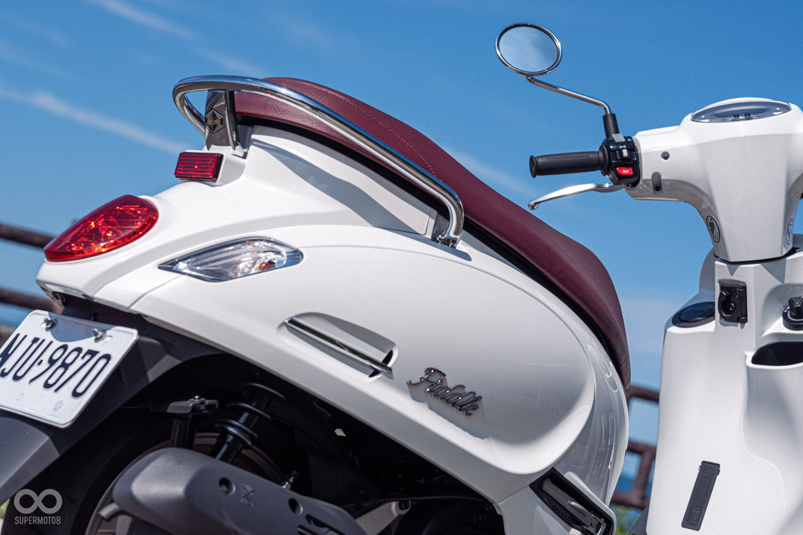 車側的鰭片和FIDDLE字樣低調又不失風雅，視覺搭配上相當舒適