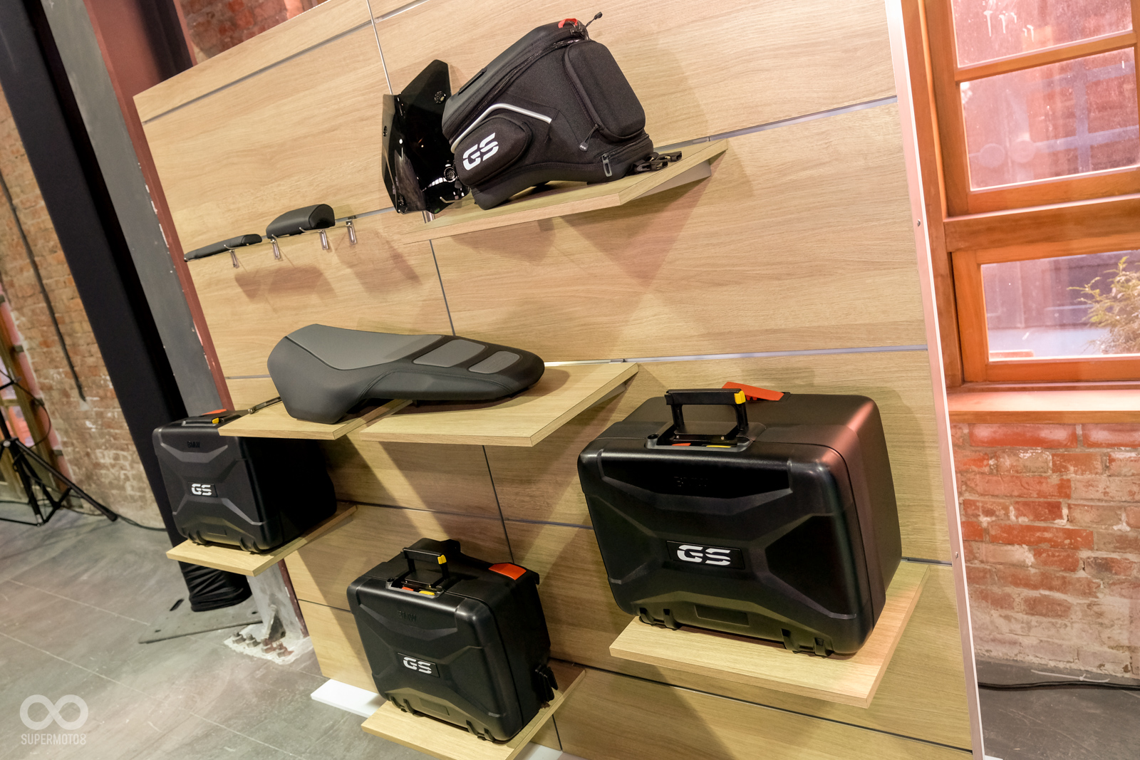 BMW也在現場展示了多款的原廠配件,像是實用又好看的後箱與側箱