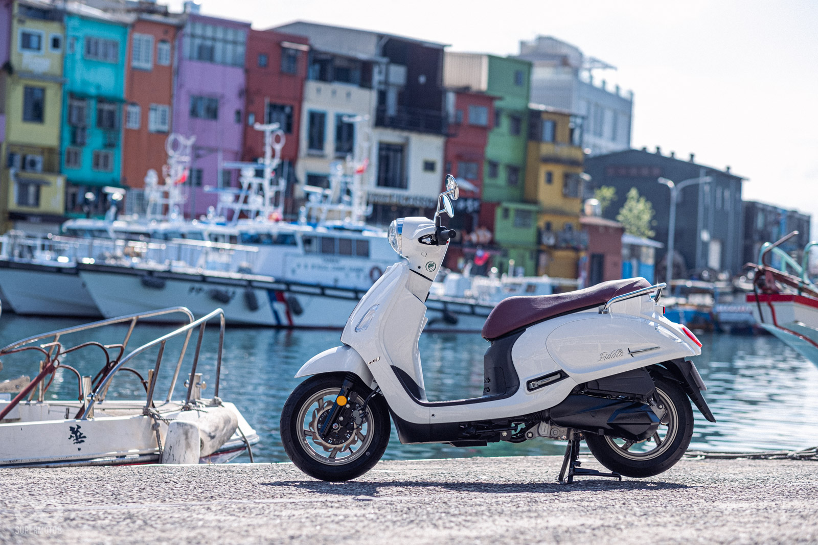 知名的基隆網美景點正濱漁港，七彩的建築和藍藍的海，宛如來到歐洲