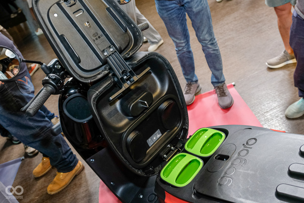 坐墊前端是電池槽