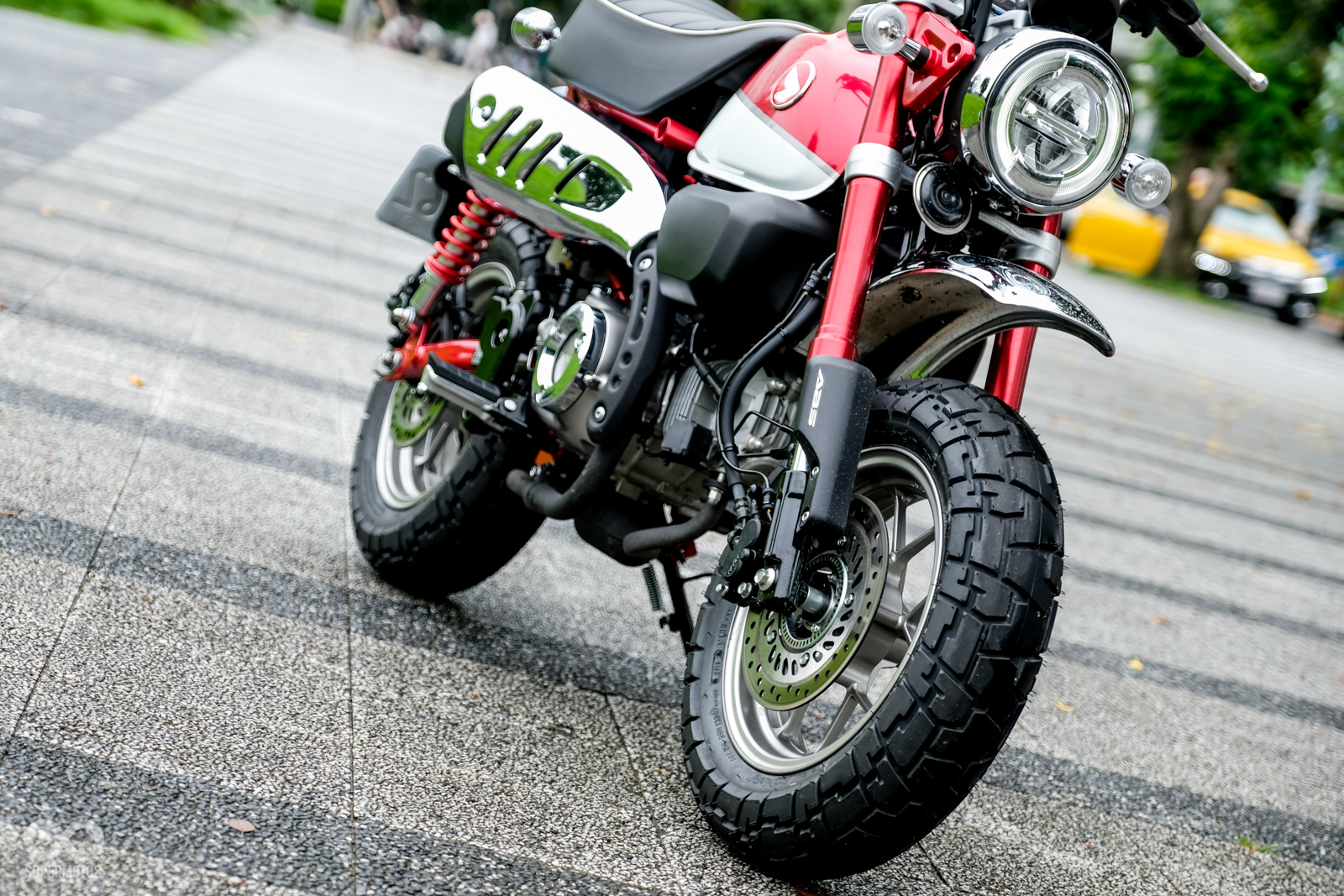 前後輪胎皆配置類巧克力胎,加上加高的前土除,展現出濃厚的車款風格