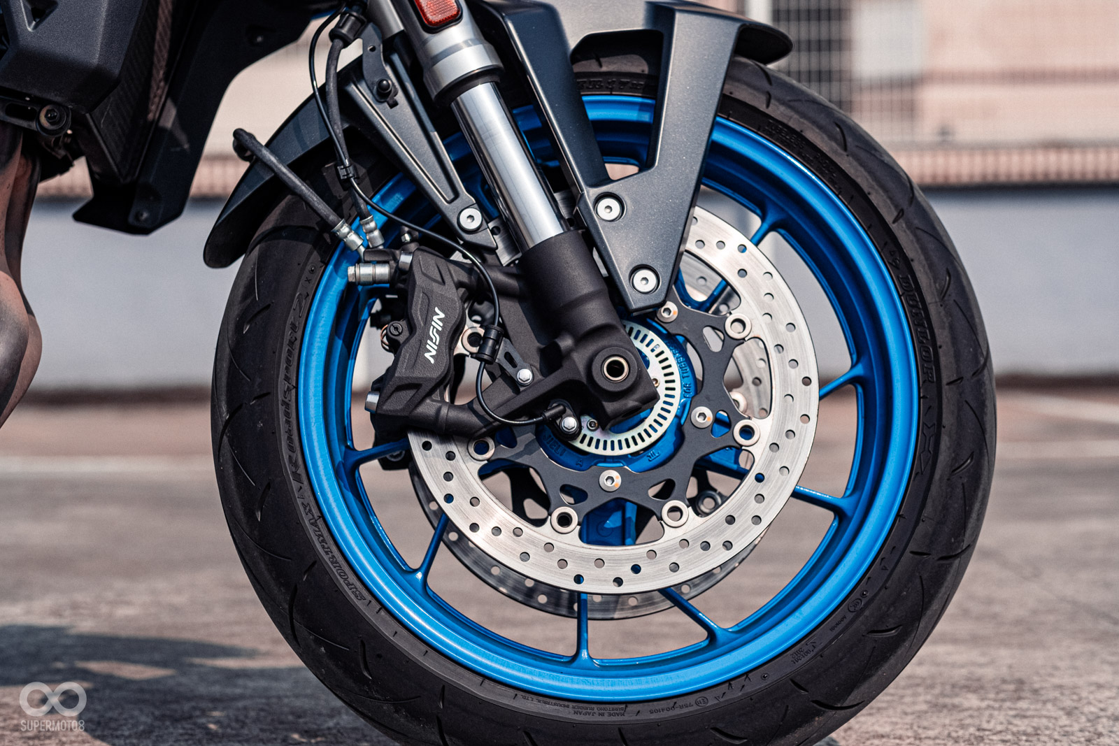 KYB倒立式前叉配NISSIN四活塞輻射卡鉗、310MM雙碟