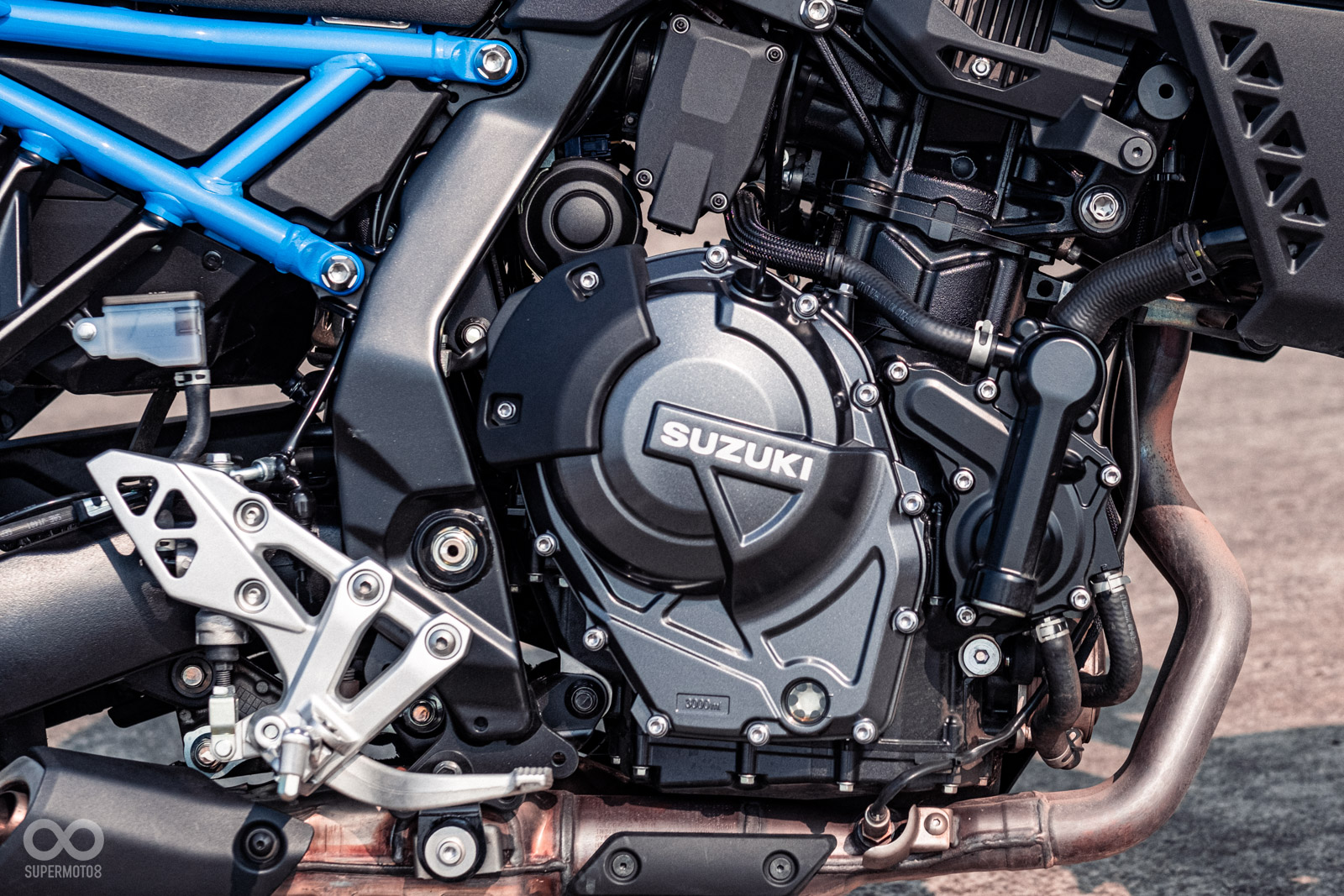 全新開發的776c.c.水冷並列雙缸引擎,有82.9PS的最大馬力與78Nm的最大扭力