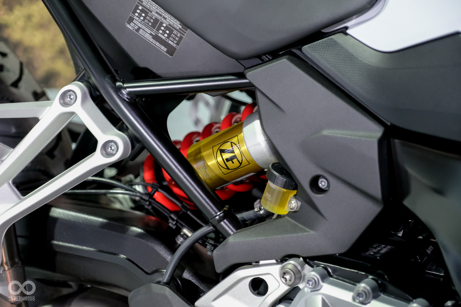 全新設計的鋼管車架提供更好的車身鋼性;另外還能選配BMW的電子懸吊來兼顧舒適和操控性能