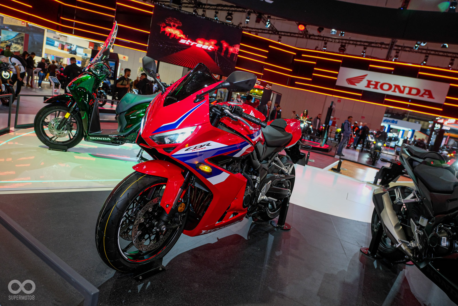 CBR650R的大燈、整流罩都獲得小修改,變得更有戰鬥氣息