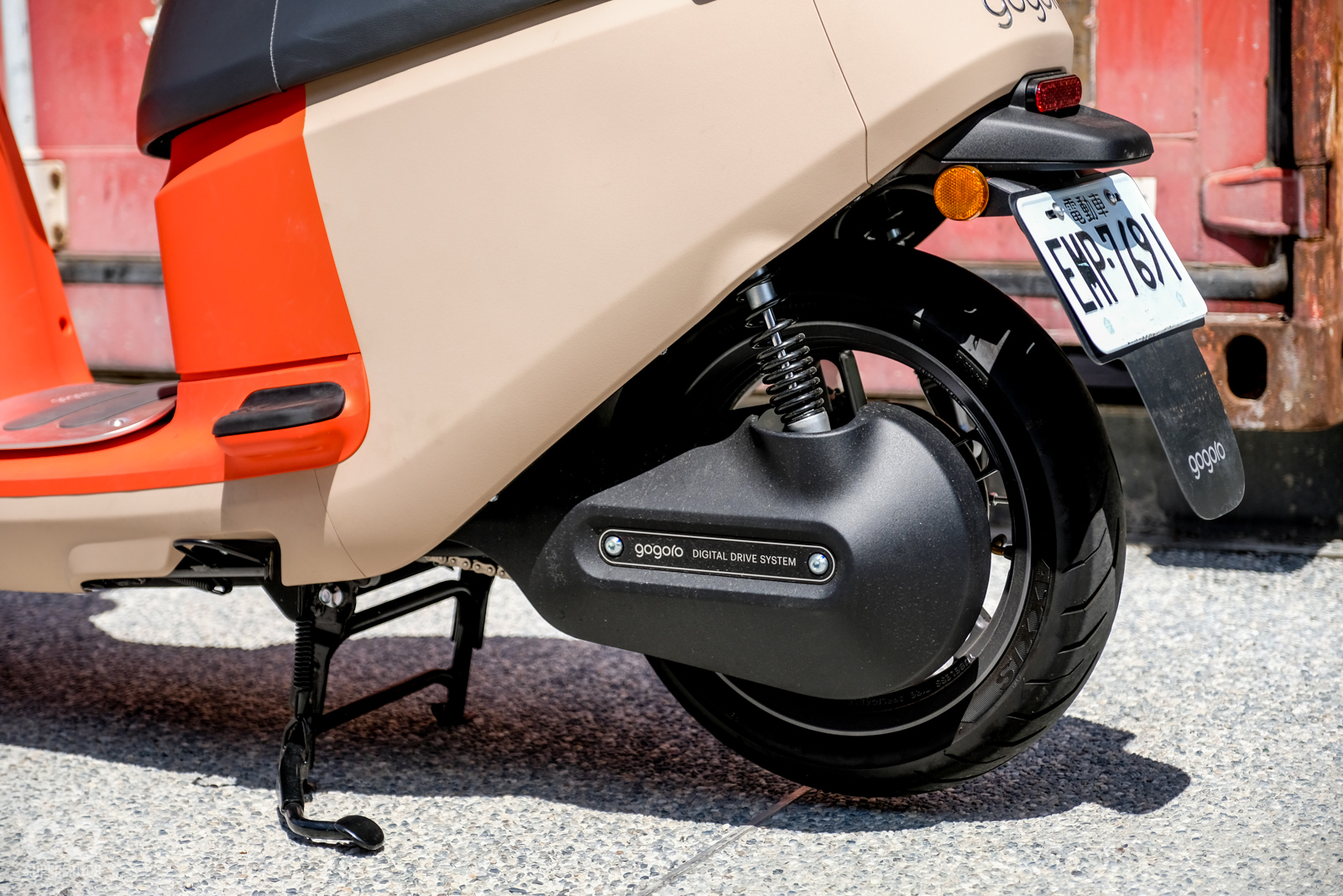 鍊條蓋與Gogoro 2略有不同，包覆的面積更大