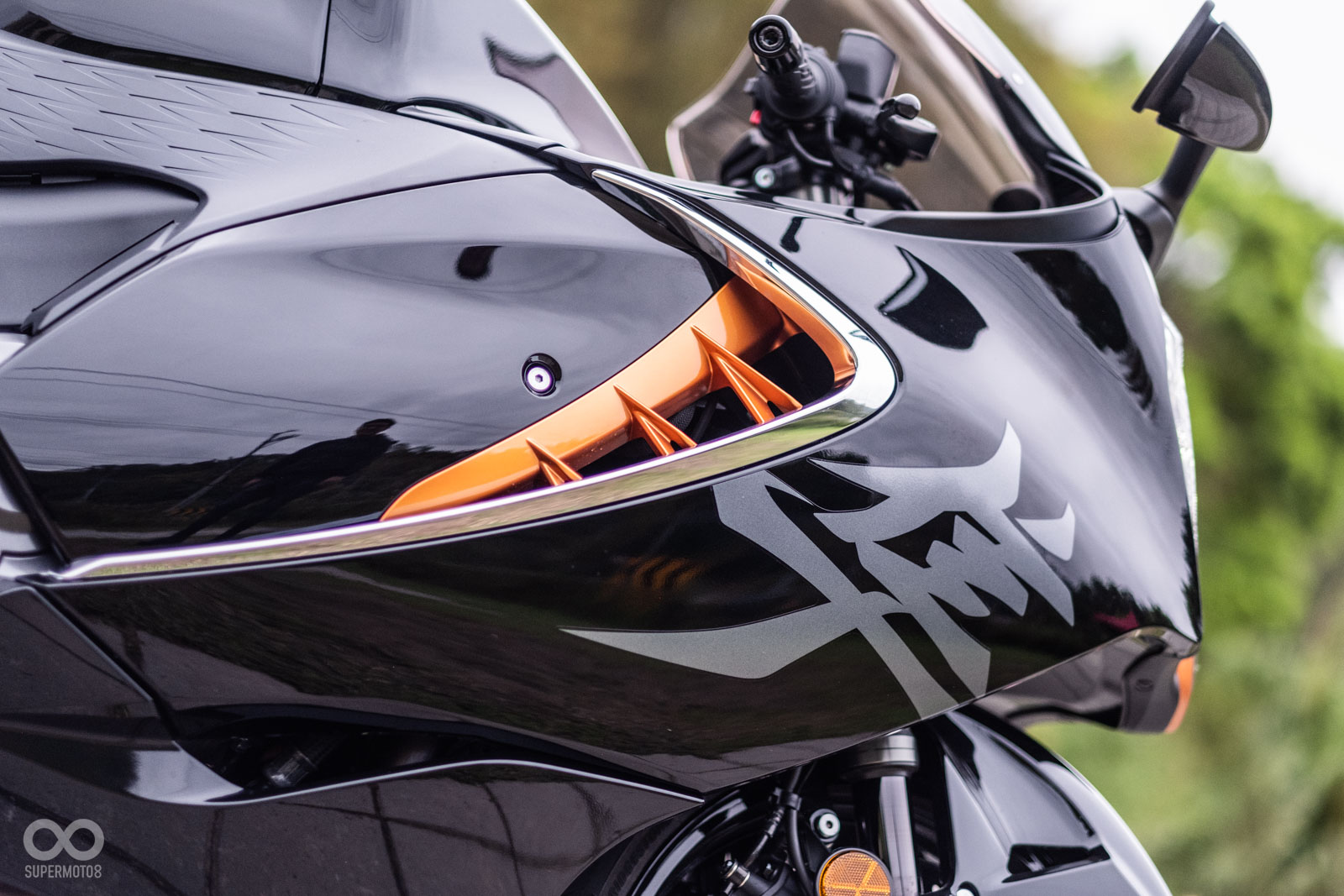 車側的排氣孔鰭片以鍍鉻烤漆點綴,視覺上變得更搶眼之外,還多了幾分近年盛行的空力套件味道