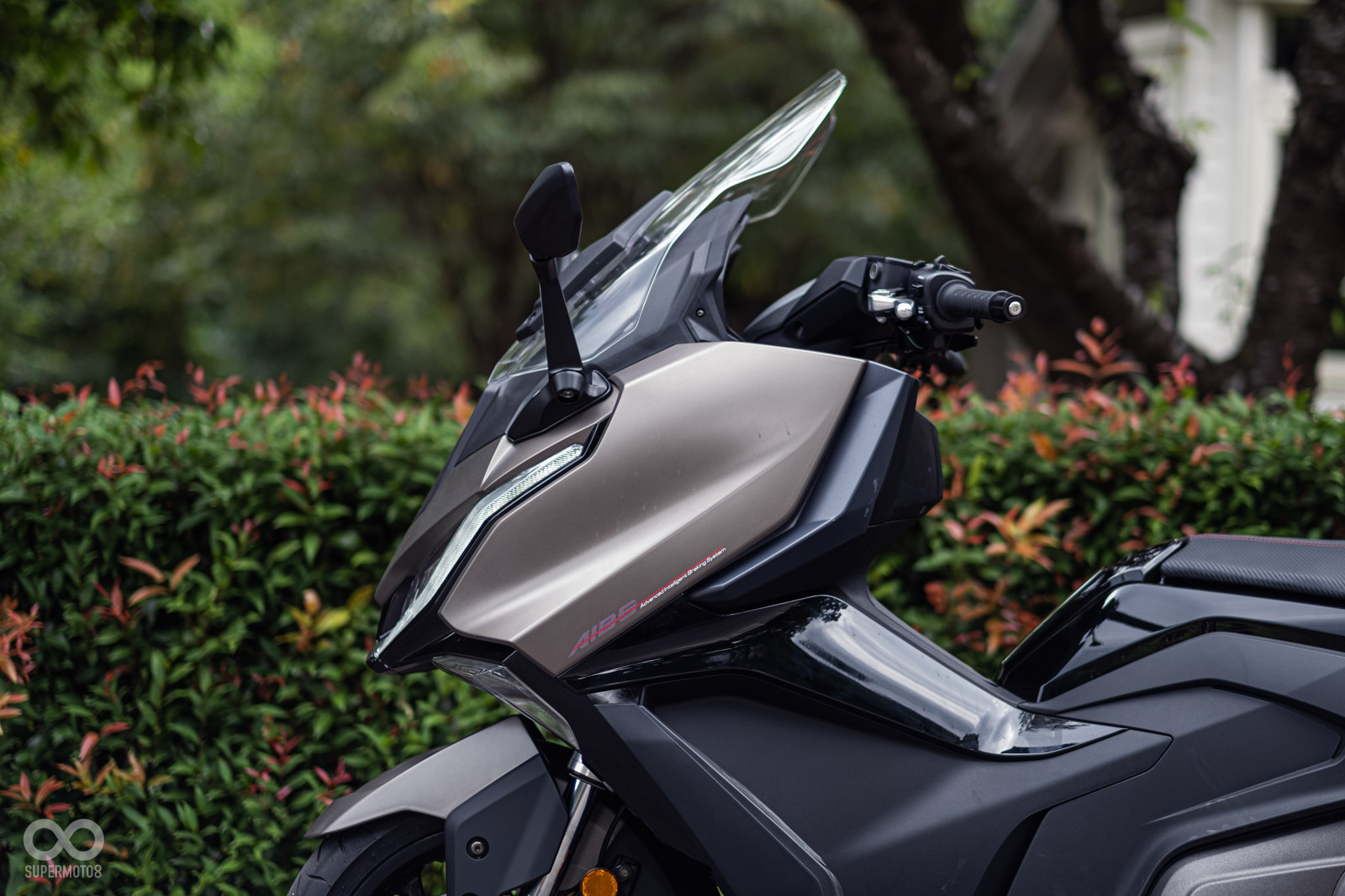 側面線條也比前一代看起來更簡潔俐落