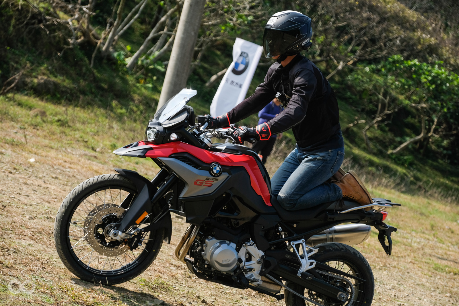 動作看似有趣,不過實際在off-Road路面上需要應對路面狀況和平衡的同時,更需要克服內心的障礙和恐懼