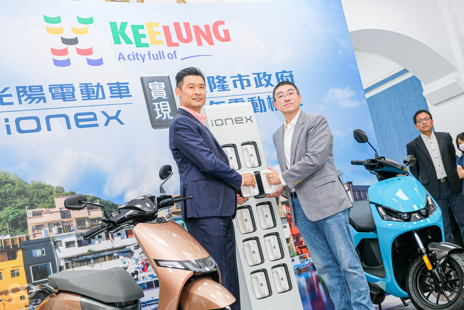 光陽工業董事長 柯勝峯,基隆市長 謝國樑 一同出席記者會,並體驗Ionex換電系統