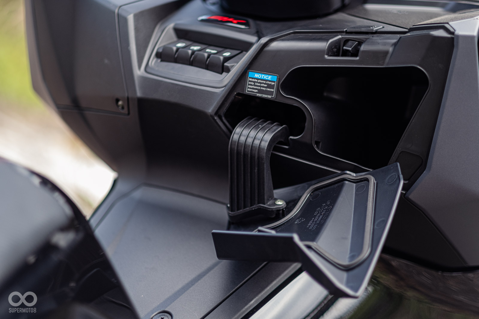 手套箱空間寬大，能放入手機、手套甚至一瓶700c.c.飲料