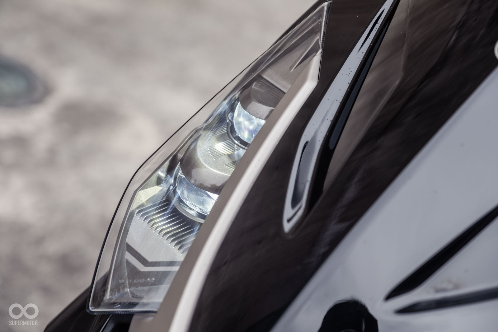 LED大燈則是採用遠燈、近燈上下分層的設計