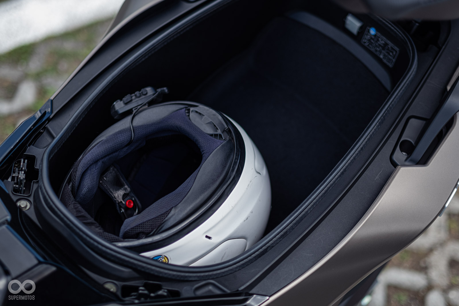 車廂空間表現相當不錯，ARAI全罩復古帽能輕鬆放入