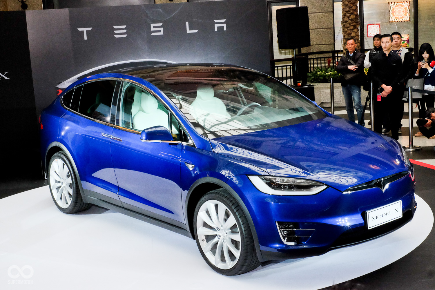 Model X 雖然外型與一般房車相似，但實車看起來尺寸大上許多