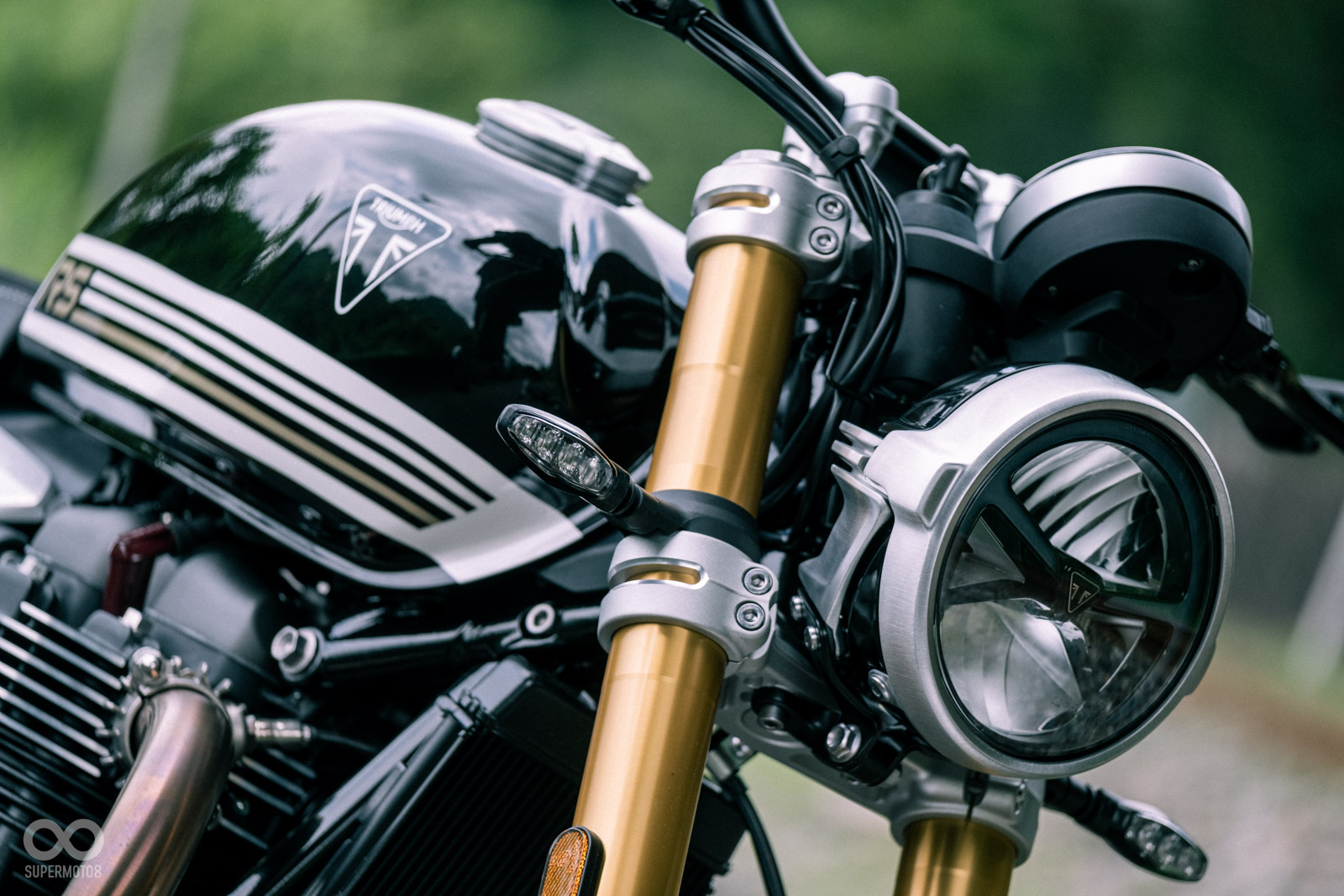 2025 改款的 Speed Twin 1200 RS ，頭燈旁質感更好，燈組也不同